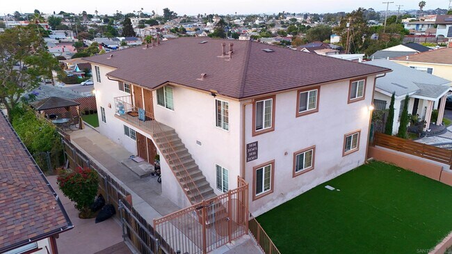 Building Photo - 3915 1/2 Marine Vw Ave