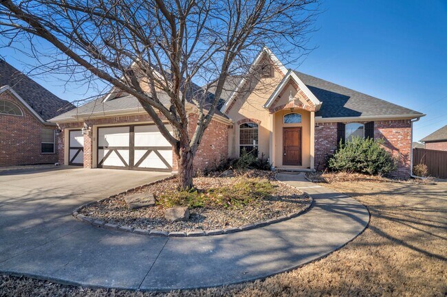 Building Photo - Executive Bentonville Home convenient to WM Home Office and more!
