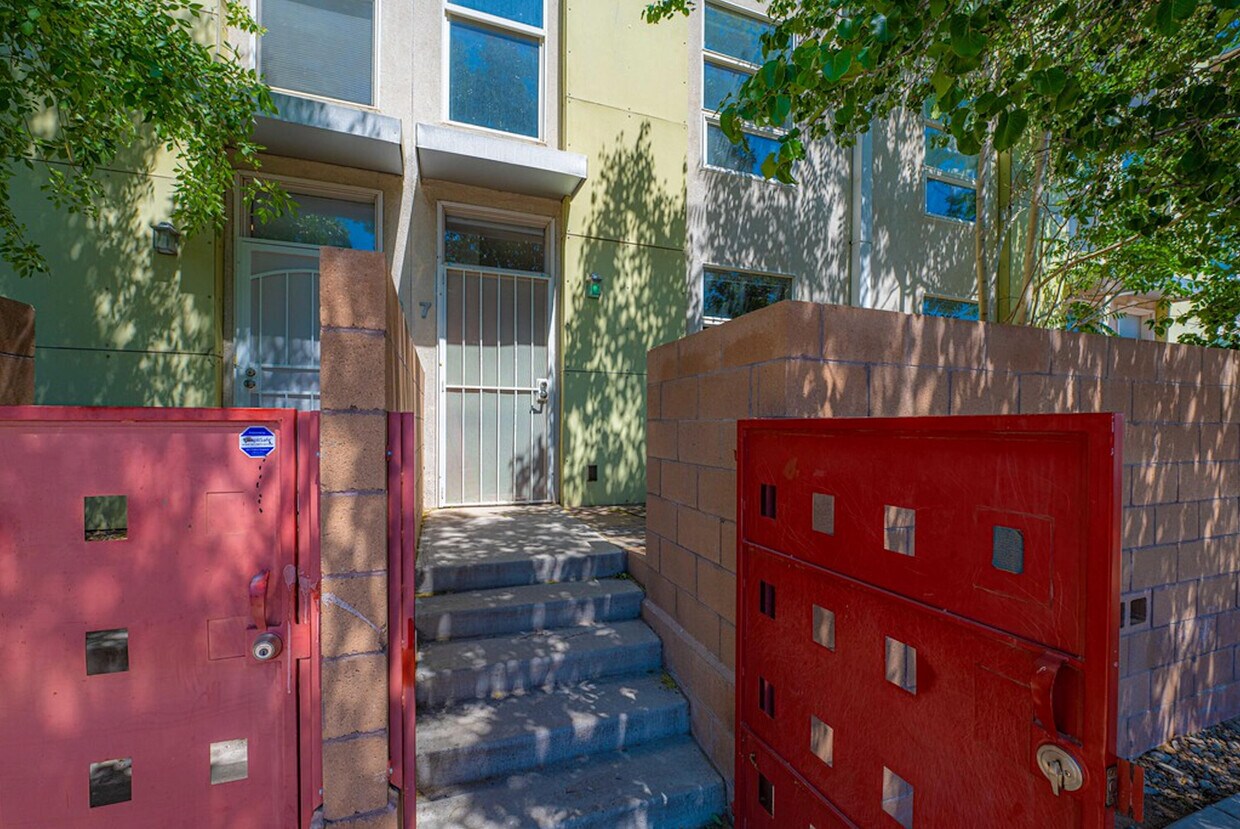 Primary Photo - 702 Broadway Blvd SE