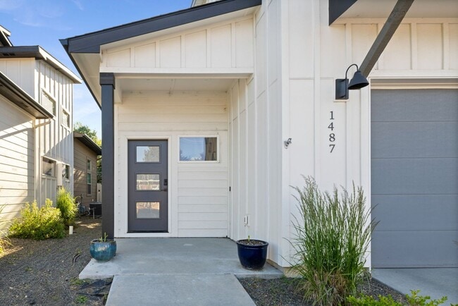 Building Photo - Beautiful Home