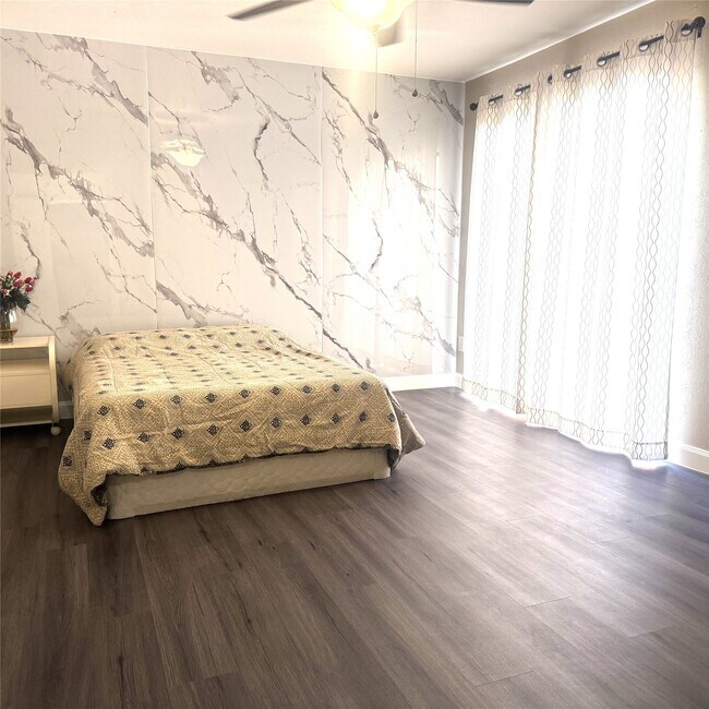 Foto del edificio - 2457 Briarwest Blvd