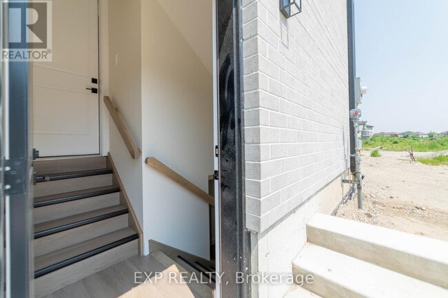 Building Photo - 266 Hesselman Cres