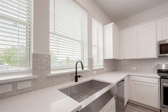 Building Photo - 15123 Parkland Canyon Dr