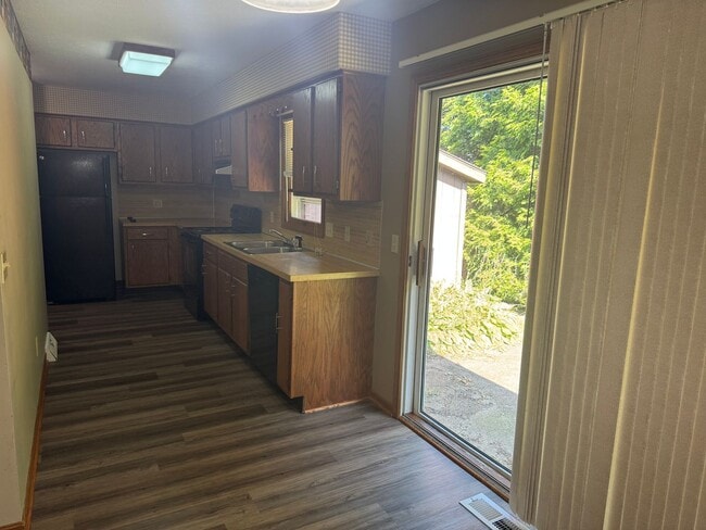 Building Photo - 2 bedroom for rent
