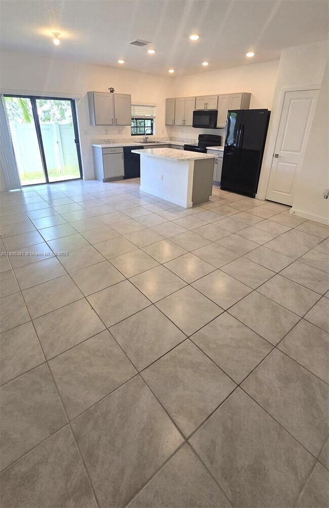 Foto del edificio - 777 SW 11th St