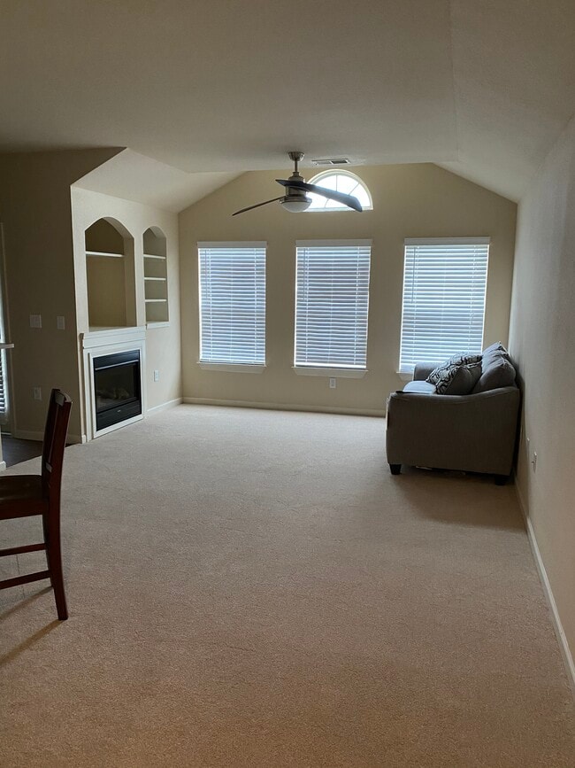 Living room/Dining room - 10337 Springpointe Cir
