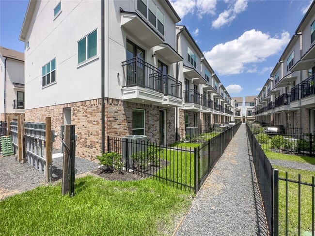 Foto del edificio - 1276 N Post Oak Rd