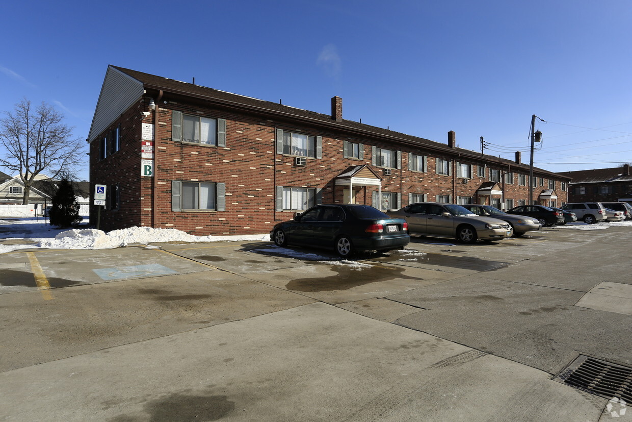 Building Photo - Lakeshore Colonial Apartments