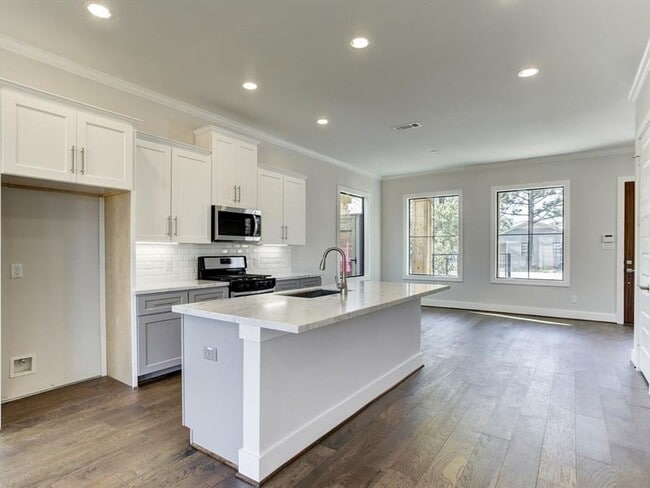 Building Photo - 3 Bedroom Single Family Home in Houston