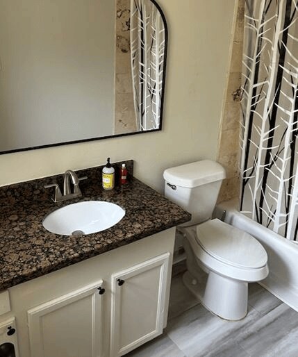 Foto del edificio - 14143 Roundstone Ln