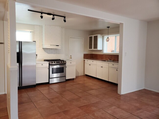 Building Photo - 3 bed/3 bath + LARGE BONUS ROOM and YARD for Assisted Living/Sober Living/Detox/Rehab Facility.