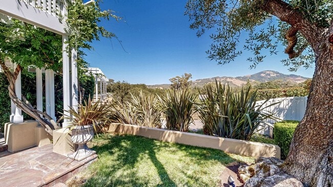 Building Photo - Gorgeous Home with private yards, large de...