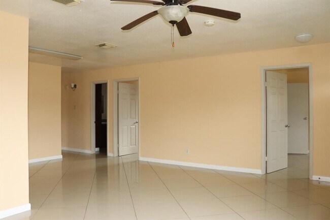 Building Photo - 10318 Sagewillow Ln