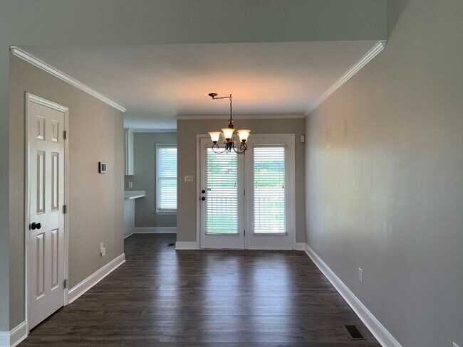 Foto del edificio - Pretty Home, Featuring 1st Floor Master Su...