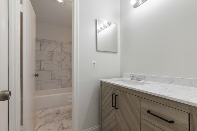 Building Photo - 4025 Glenmere Dr