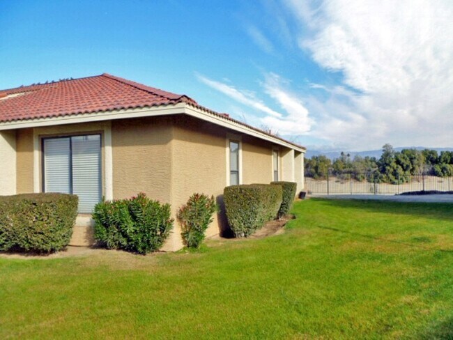Foto del edificio - Palm Lake Villas Condo #130