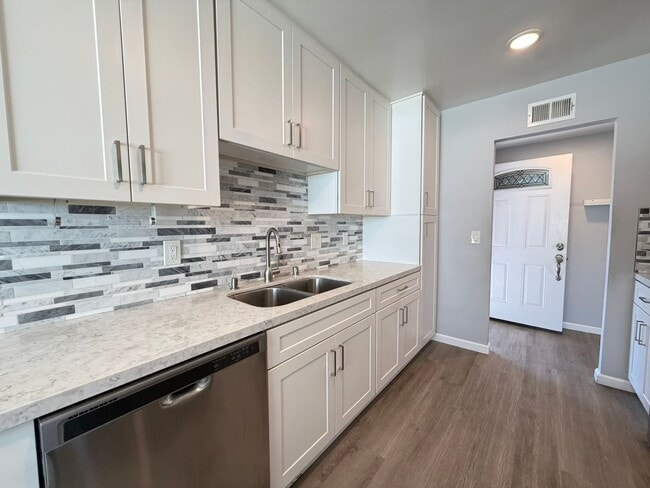 Building Photo - 551 Glencrest Dr