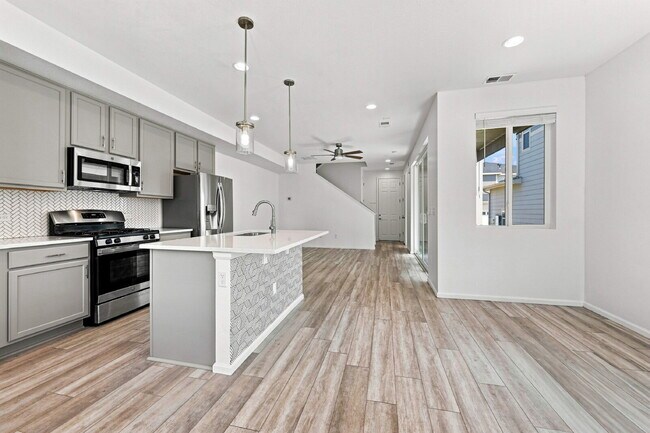 Building Photo - $2,495.95 - 3 Bed, 2.5 Bath Townhome in Aurora with Central AC and In Unit Laundry!