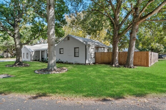 Building Photo - 1106 Oriole Ln