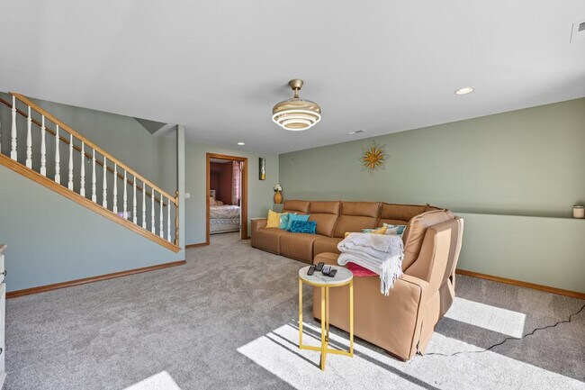 Foto del edificio - 355 Cindy Rd