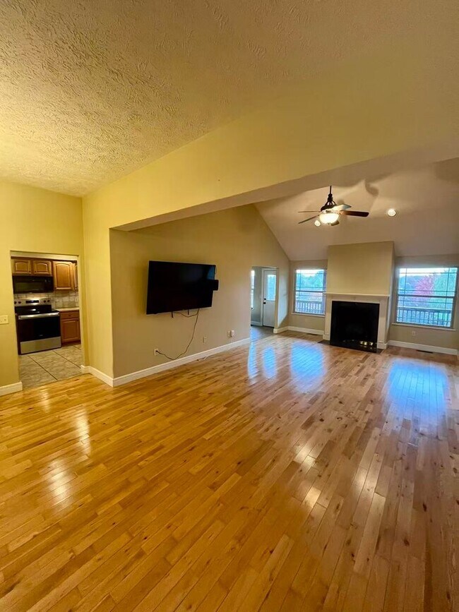 Foto del edificio - 5 bedroom and 3 bathroom two level house