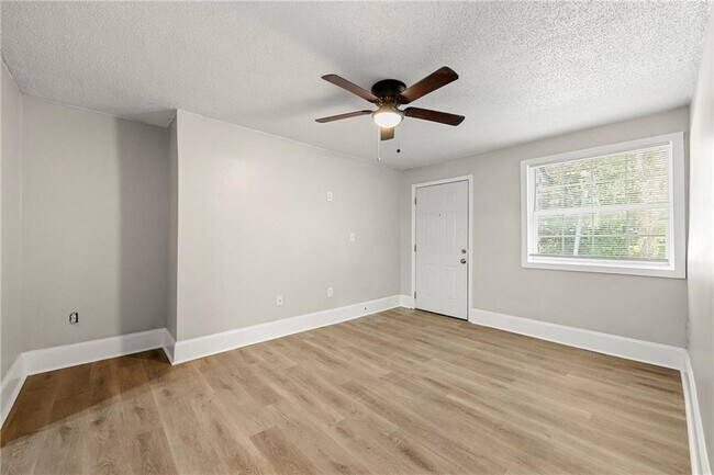 Foto del edificio - 156 Fairfield Pl NW