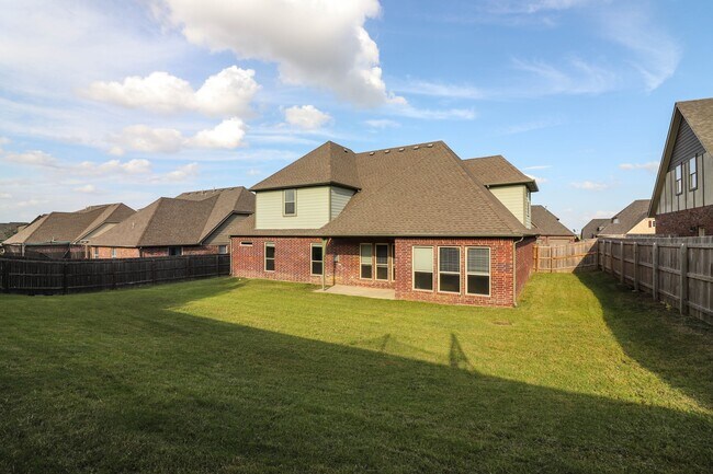 Building Photo - Gorgeous 4 Bedroom Newly Painted Home With...
