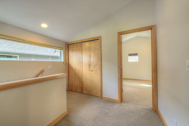 Building Photo - Modern Jackson Park Townhome