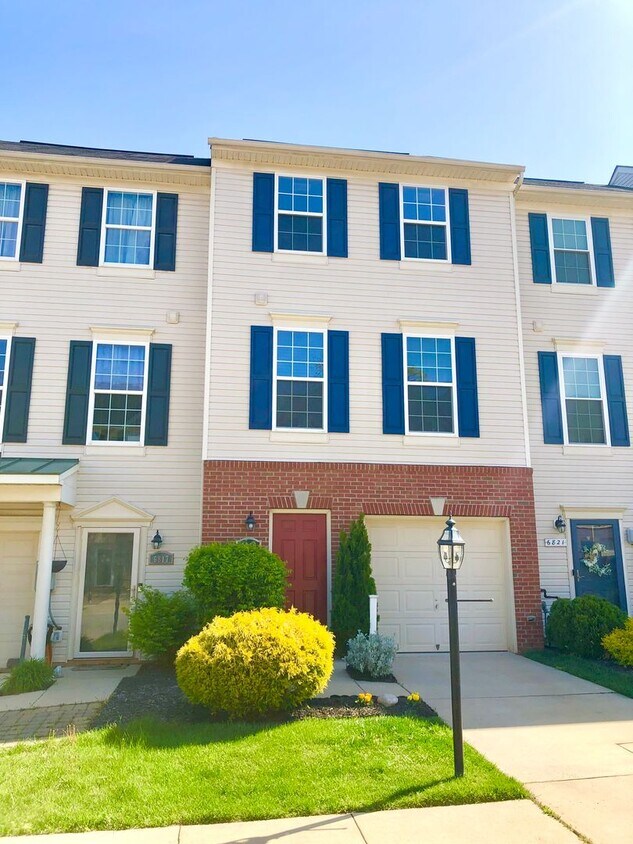 Primary Photo - Gorgeous 2 Bedroom Townhouse in Glen Burnie!