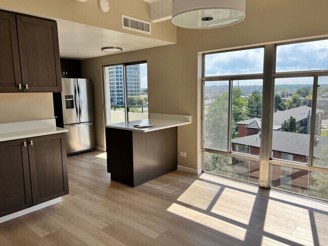 Foto del edificio - NEW RENOVATION - 2 Bedroom High Rise Condo...