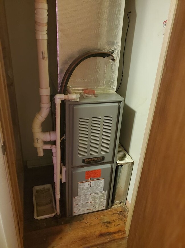 Foto del edificio - 3 Bed 1 Bath, Washer Dryer Hookup , Fenced in yard $1300 , $2800 to move in