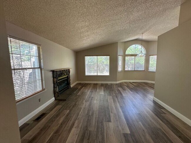 Foto del edificio - 1170 Forest Knoll Ct