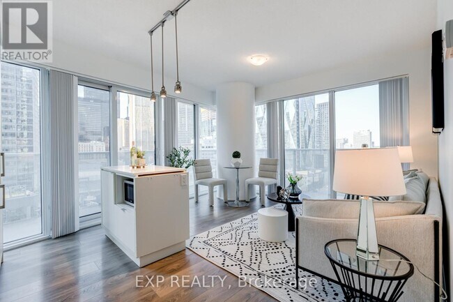 Photo du bâtiment - 100 Harbour St