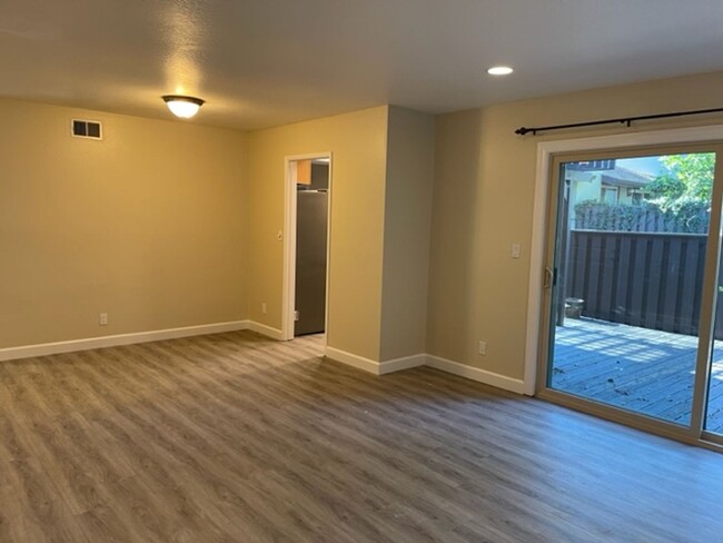 Building Photo - Updated 3 bedroom, 2.5 bath, 2 story townh...