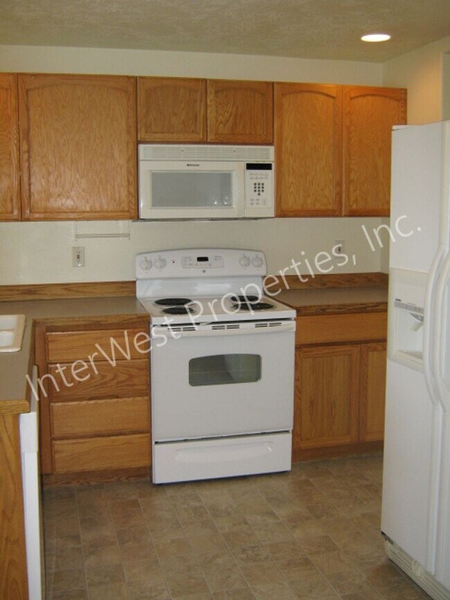 Foto del edificio - *1ST MONTH'S RENT FREE PROMO* Ranch Style 3 Bedroom Gresham Home with 2 Car Garage, Gas Fireplace...