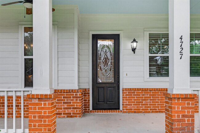 Building Photo - 4727 Lake Village Dr