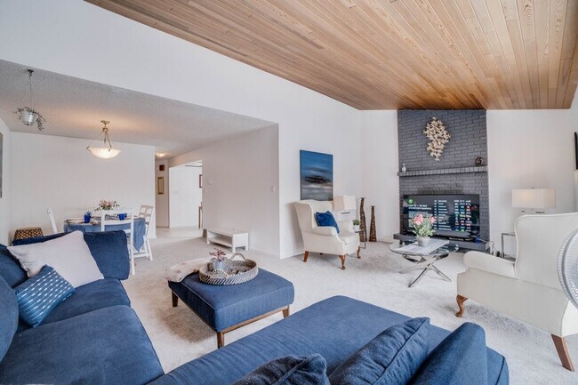 Photo du bâtiment - 4407 Whitemud Rd NW