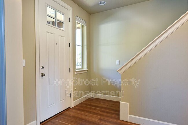 Building Photo - 3060 SE Everglade St