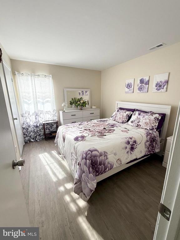 Foto del edificio - 64 Dover Ct