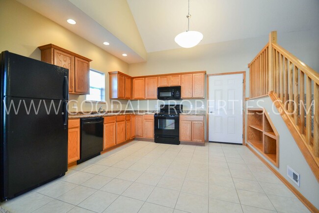 Building Photo - 3 Bedroom, 2.5 Bath Townhome in Urbandale