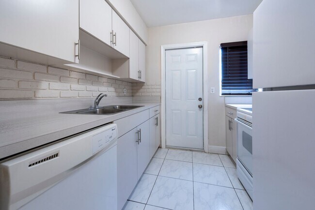 Building Photo - Large home with spacious patio and washer ...