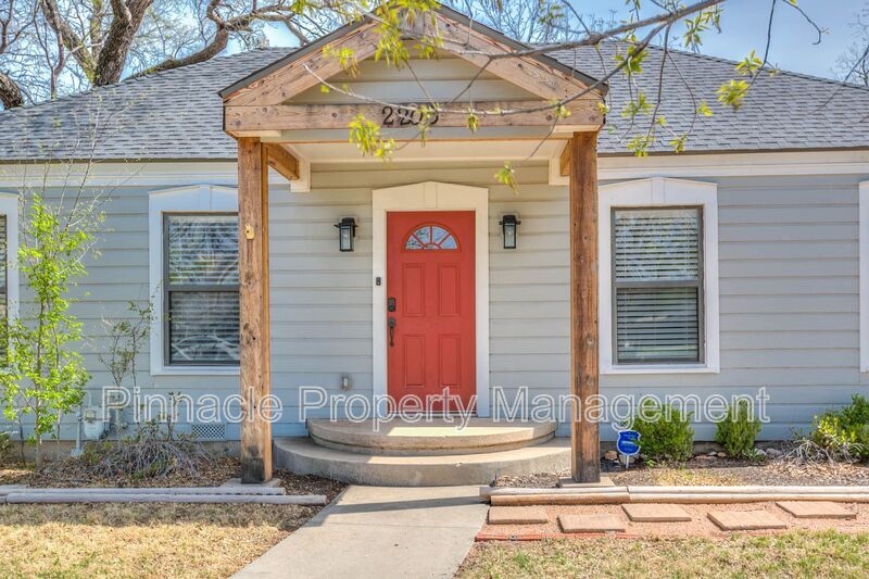 Foto principal - 2205 Live Oak St