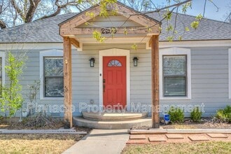 Building Photo - 2205 Live Oak St Building Photo - 2205 Live Oak St