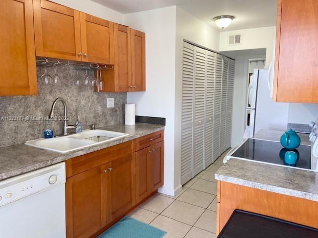 Foto del edificio - 3400 Blue Lake Dr