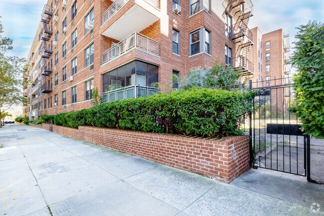 Building Photo - Oakwood North