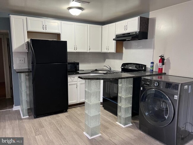 Building Photo - 515 W Girard Ave