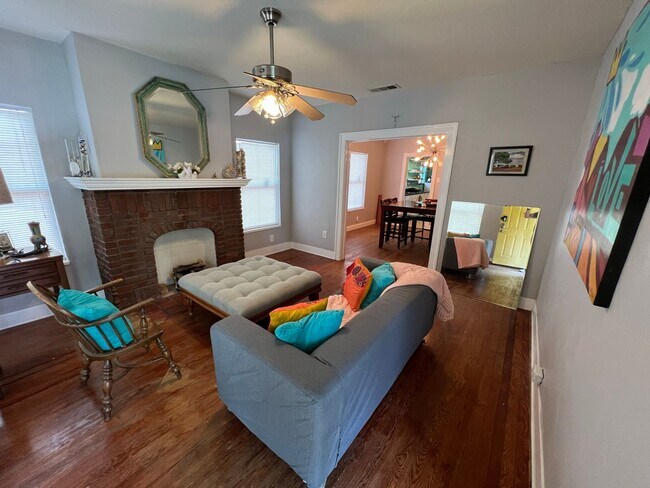 Building Photo - Charming Oak Cliff craftsmen in Sunset Hills