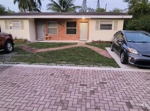Building Photo - 4900 SW 28th Terrace