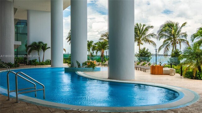 Foto del edificio - 700 NE 24th St