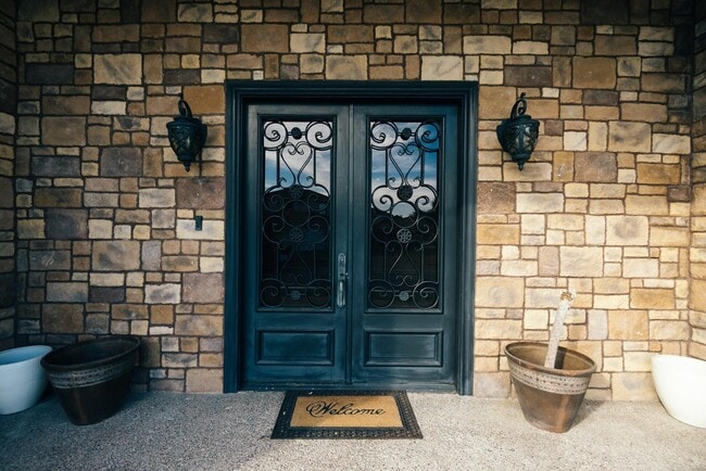 Building Photo - 302 Lake Clark Ct